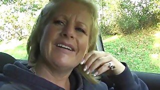 Naughty mature Robyn Ryder spreads her legs in the car to play