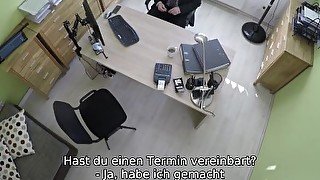 VIP4K. Nette junge Dame gibt einen Kopf und spreizt die Beine im Leihbüro