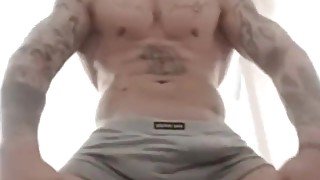 [CAM] Sexy Guy Shows Off