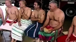 Bombeiros fazendo exame nos testiculos