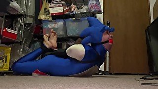 Horny Sonic the Hedgehog cosplayer cums while bound and gagged