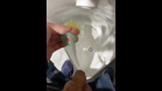 おしっこ動画 公衆トイレでおしっこ！コンドームを使って出しちゃった