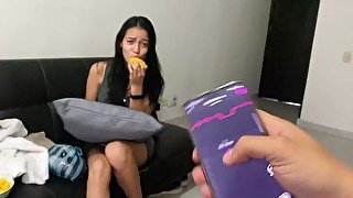 Come fruta mientras su vibrador esta encendido