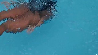 Loirinha visita amiga para curtir o fds e acabam transando gostoso na beira da piscina