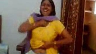 Indian sex video of an Indian aunty showing her big boobs