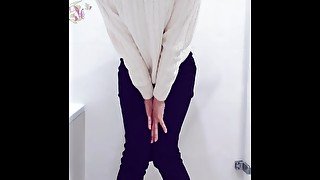 Pee desperation  Girl pee on her black pants and cuming. 髒女孩弄濕了她的褲子