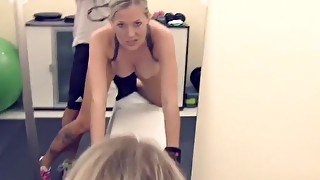 Blondes fitnessmodel vom eigenen kameramann gefickt