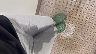 トイレに間に合わずに大量の着衣お漏らし