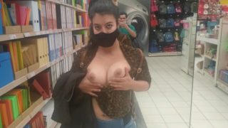 Mostrando Tetas de Compras en el Centro Comercial!!!