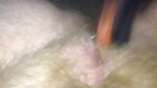 Makin my pussy creamy using a hairbrush