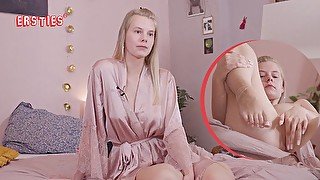 Ersties: Sinnliche Jolien probiert Dessous an und masturbiert vor dem Spiegel