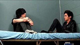 Smooth emo twinks kiss lustily in bed