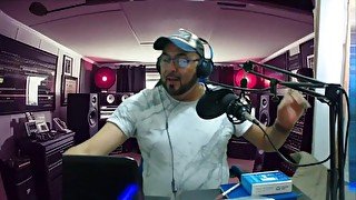 Mr pato Lucas enseña sus bolas al aire