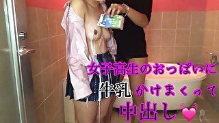 女子高生のおっぱいに牛乳かけて舐め回す。