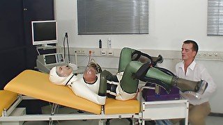 Kinky machine fuck in rubber on the gynchair