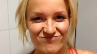 Fitnessgirl blaest spanner im gym den schwanz