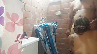 Un rapidin en el baño corrida facial