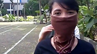 Wanita Dan Saputangan