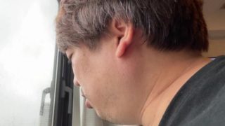 日暮里でホテルから見える景色を説明する男