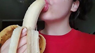 Suck banana