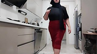 my beautiful arab stepmom, she shows me her beautiful bbw body