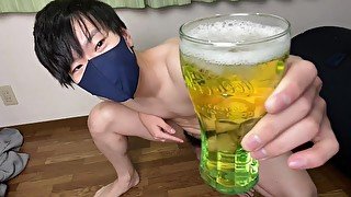 朝一番の濃い泡立ちおしっこをグラスに注ぐ変態大学生【放尿動画】