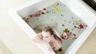 Scarlett Sage satisfies pussy in the bathtub with flowers