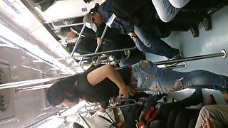 Rico Culo de Chica en el Metro L 2 MX recargada en el tubo