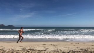 Corriendo desnudo por la playa a cámara lenta