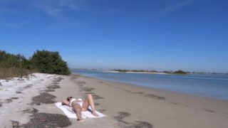 Masturbation en extérieur sur une plage publique