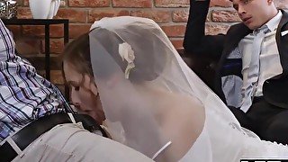 VIP4K. La bellezza in abito da sposa succhia il cazzo dello sconosciuto e si fa scopare