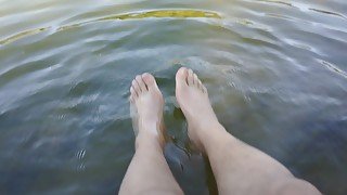 Je baigne mes pieds dans l'eau après le sport