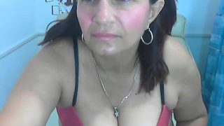 Stacked MILF in a pink bra lies in bed to masturbate on web