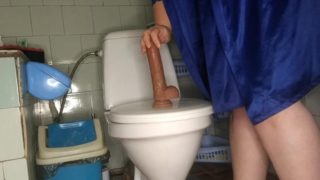 Curvy MILF pissing and fucking her dildo in the toilet