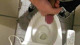 ショッピングモールのトイレでオナニー