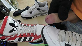 Teen fuck his sneakers and jerks off