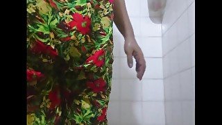 Sexy hot milf brushing her teeth with nightdress..නයිටිය පිටින් කැරි බැල්ලිගෙ දත් මැදිල්ල බලපන්කො