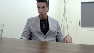 Flamboyant newcomer fucked on the desk