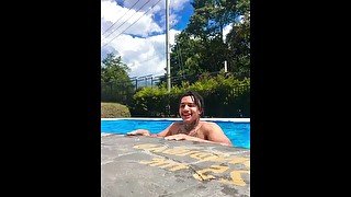 Me descubrieron masturbandome en la piscina