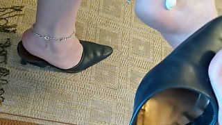 Shoeplay with dangling and slapping + cumshot in shoes