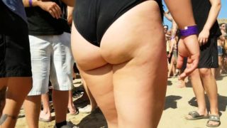 Beach voyeur captures an amateur babe with a fabulous ass