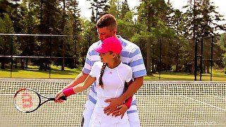 Sporty ass chick gets laid on the tennis court