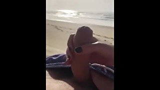 Une salope française m'aborde et me branle sur la plage à la vue de tous