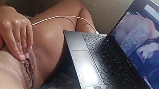 masturbating my pussy with a hot porn very close, I ejaculate with my hot pussy farting