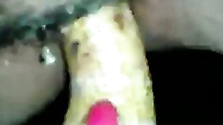 Mi esposa dandose placer con un platano segunda parte