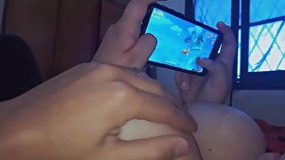 tetona de 18 años jugando videojuegos