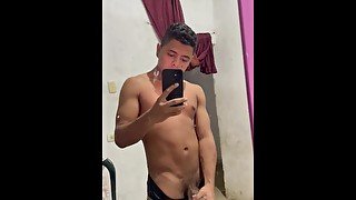 Jovencito con rico cuerpo masturba su gran verga. Porno gay HD gay porn Hd