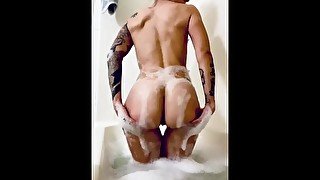 Sexy big ass babe in bath