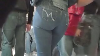 Candid video shows a gorgeous hot woman in tight blue jeans.