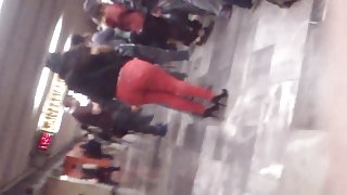 Nalgotas en pantalon apretado rojo II